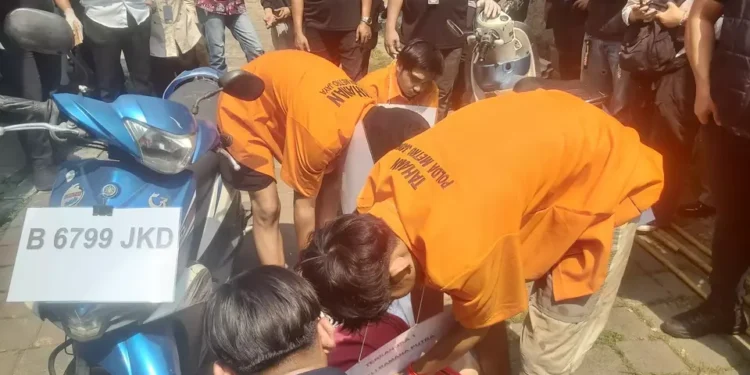 Heboh Disoraki Warga, Pelaku Pembunuhan Wanita di Cisauk Jalani Rekonstruksi