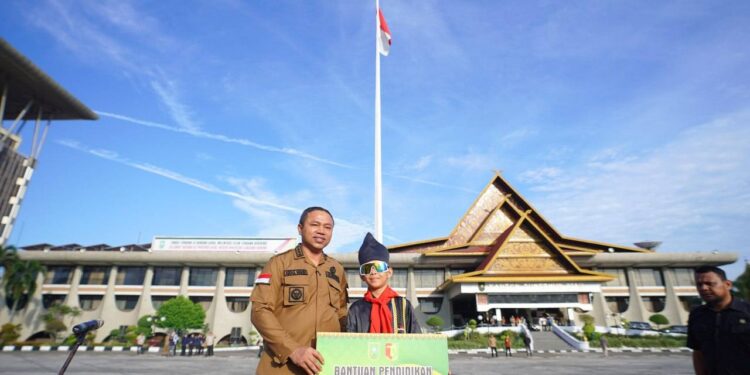 Temui Gubernur, Dika ‘Pacu Jalur’ Diangkat jadi Duta Pariwisata Riau dan Terima Beasiswa
