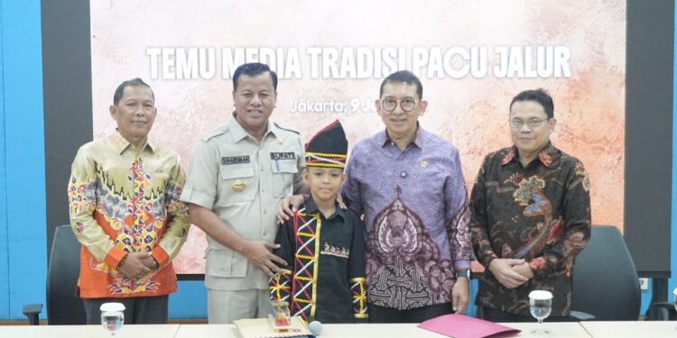 Menbud Fadli Zon Dorong Tradisi Pacu Jalur Mendunia