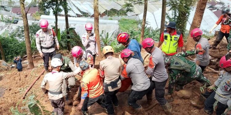 Tertimbun Longsor di Cisarua, Dua Orang Warga Jakarta Ditemukan Meninggal