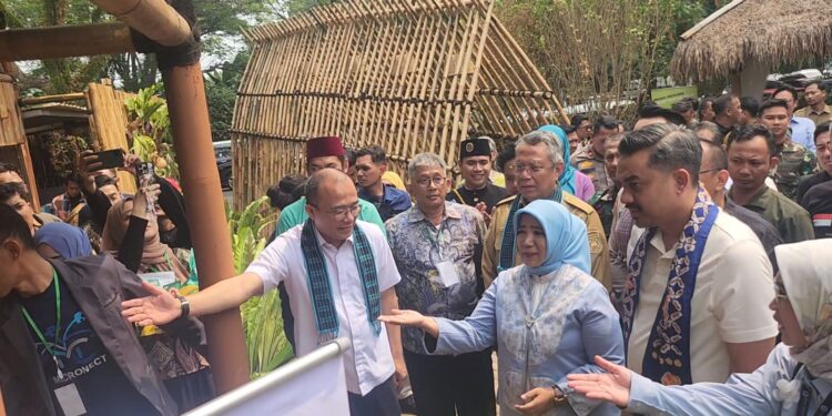 Menteri Koperasi dan UKM Resmikan Program Micronect, Perkuat Rantai Pasok Klaster Oleh-Oleh di Gerai Lengkong Tangsel