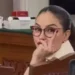 Astaga! Nikita Mirzani Acungkan Jari Tengah saat Sidang Kasus Pemerasan