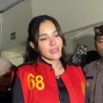 Dengar Kesaksian Putri Kandungnya, Nikita Mirzani Emosi dan Menangis