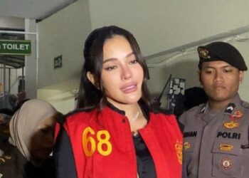 Dengar Kesaksian Putri Kandungnya, Nikita Mirzani Emosi dan Menangis