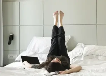 Ini Tiga Manfaat Rebahan Sambil Angkat Kaki ke Atas Tembok