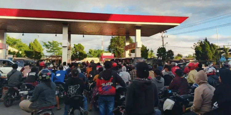 antrean di spbu jember