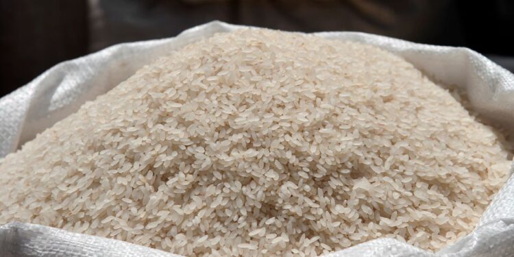 Pembagian Beras Gratis 20 Kilogram, Warga Tangsel Rela Antre Berjam-jam