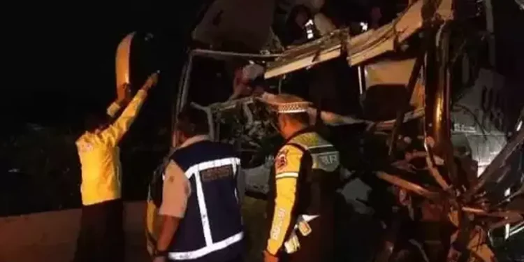 Bus Tabrak Truk Tangki Pengangkut Limbah di Cipularang, Satu Meninggal Dunia