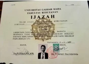 Not Match! Roy Suryo Klaim Foto di Ijazah Jokowi Cocok dengan Inisial DBU