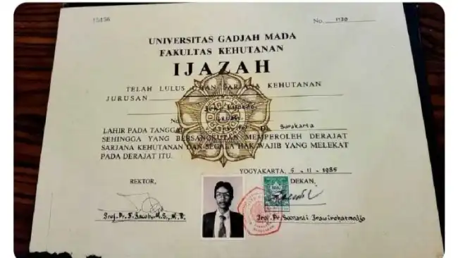 Not Match! Roy Suryo Klaim Foto di Ijazah Jokowi Cocok dengan Inisial DBU