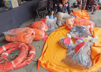 Tim Inafis Klasifikasi Barang Milik Korban KMP Tenggelam