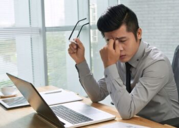 Tiap Hari Kerja Menatap Laptop? Jaga Kesehatan Mata dengan Cara Ini