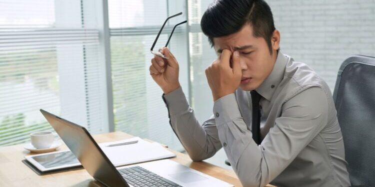 Tiap Hari Kerja Menatap Laptop? Jaga Kesehatan Mata dengan Cara Ini