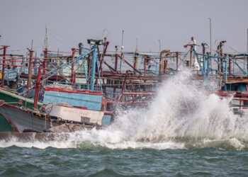 BMKG Prediksi Gelombang Tinggi di Laut Jakarta, Penyeberangan ke Kepulauan Seribu Dihentikan