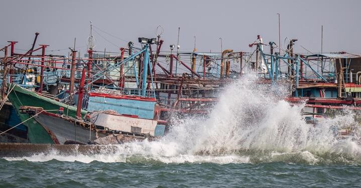 BMKG Prediksi Gelombang Tinggi di Laut Jakarta, Penyeberangan ke Kepulauan Seribu Dihentikan