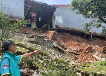 Pemkot Tangsel Beri Bantuan Logistik ke Warga Terdampak Longsor Turap Puri Pamulang