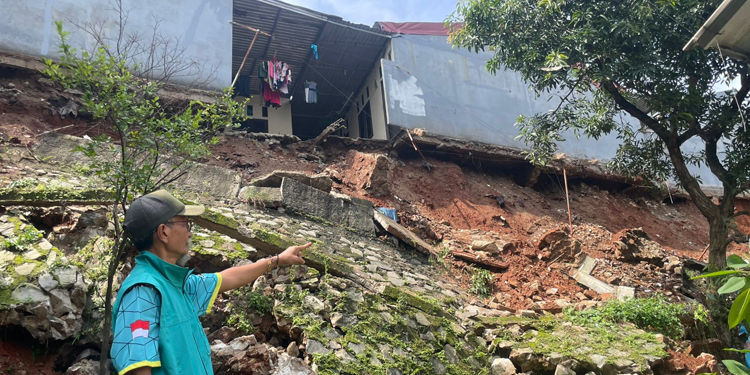 Pemkot Tangsel Beri Bantuan Logistik ke Warga Terdampak Longsor Turap Puri Pamulang