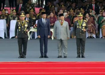 Jokowi Dampingi Prabowo Saksikan Pasukan Defile di Momen HUT Bhayangkara