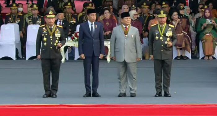 Jokowi Dampingi Prabowo Saksikan Pasukan Defile di Momen HUT Bhayangkara