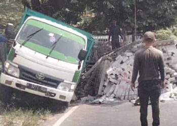 Kelebihan Muatan, Truk Angkut Hebel Terguling di Tanjakan Jombang Tangsel