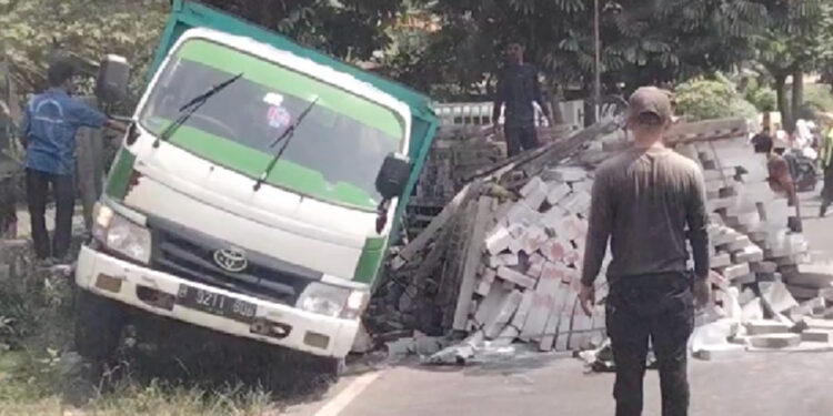 Kelebihan Muatan, Truk Angkut Hebel Terguling di Tanjakan Jombang Tangsel