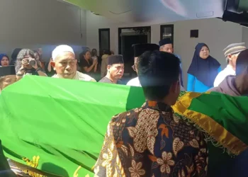 Raffi Ahmad dan Irfan Hakim Antarkan Jenazah Mpok Alpa ke Rumah Duka