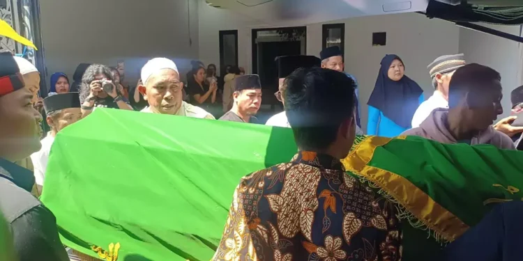 Raffi Ahmad dan Irfan Hakim Antarkan Jenazah Mpok Alpa ke Rumah Duka