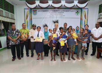 Agus Fatoni Tinjau Puskesmas Kosiwo, Serahkan Bantuan Gizi untuk Anak-Anak