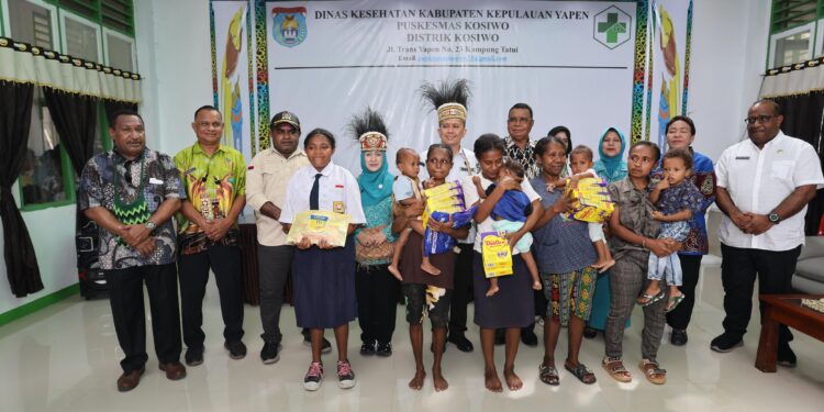 Agus Fatoni Tinjau Puskesmas Kosiwo, Serahkan Bantuan Gizi untuk Anak-Anak