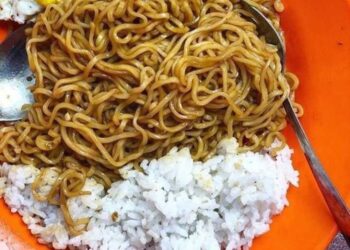 Ahli Gizi Ungkap Efek dan Risikonya Makan Nasi Campur Mie