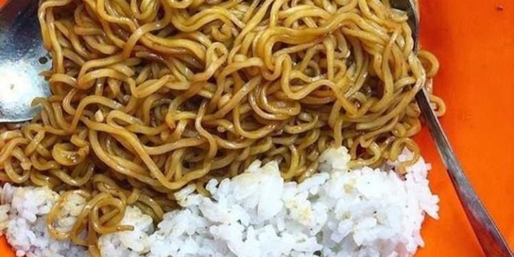 Ahli Gizi Ungkap Efek dan Risikonya Makan Nasi Campur Mie