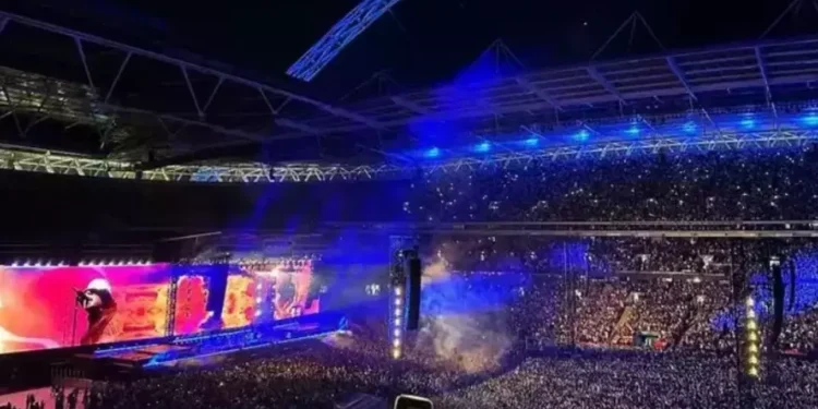 Ngeri! Pria Tiba-tiba Jatuh dan Tewas saat Konser Oasis di London