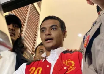 Jadi Saksi di Persidangan Kasus Vadel, Fitri Salhuteru Menangis Karena Ini