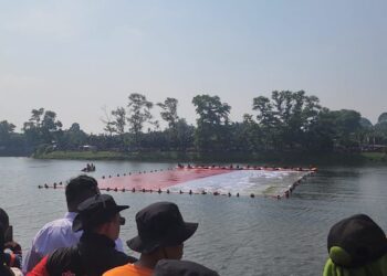 Pengibaran Bendera Raksasa di Situ Gintung Meriahkan HUT Kemerdekaan RI ke-80