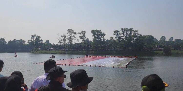 Pengibaran Bendera Raksasa di Situ Gintung Meriahkan HUT Kemerdekaan RI ke-80