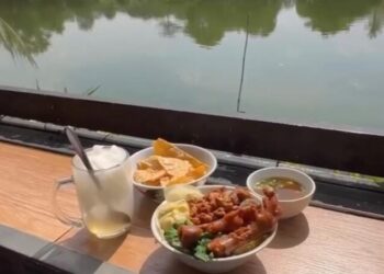 Nikmatnya Mie Ayam dan Es Kelapa Banowati, Kuliner Tepi Danau di Tangsel