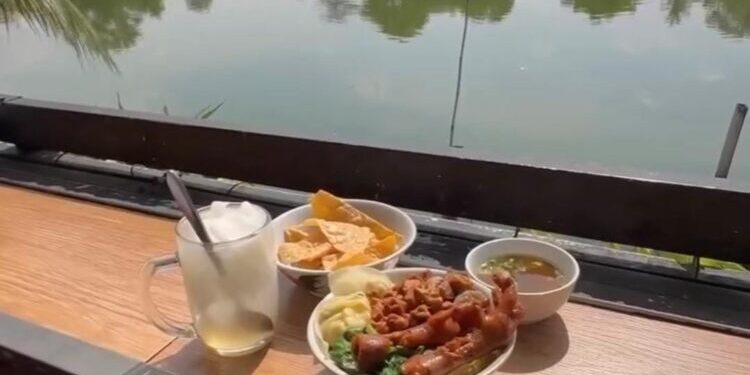 Nikmatnya Mie Ayam dan Es Kelapa Banowati, Kuliner Tepi Danau di Tangsel
