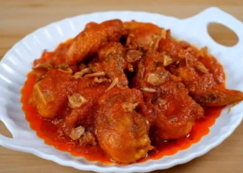 Ayam Goreng Bumbu Merah Pedas Manis, Sajian Rumahan yang Menggugah Selera
