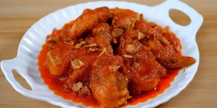 Ayam Goreng Bumbu Merah Pedas Manis, Sajian Rumahan yang Menggugah Selera