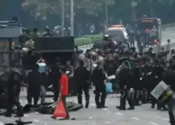 Demo di DPR Ricuh, Massa Lempari Polisi Pakai Batu Hingga Bom Molotov