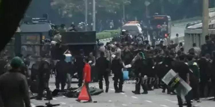 Demo di DPR Ricuh, Massa Lempari Polisi Pakai Batu Hingga Bom Molotov
