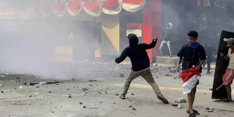 Demo di Depan Brimob Kwitang Memanas, Massa Dibubarkan Pakai Gas Air Mata