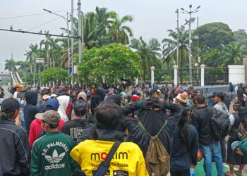 Ribuan Mahasiswa Demo di DPR, Gerbang Utama Jadi Sorotan Netizen