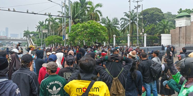 Ribuan Mahasiswa Demo di DPR, Gerbang Utama Jadi Sorotan Netizen