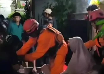 Evakuasi Dramatis, Petugas BPBD Tangsel Selamatkan Lansia Sakit yang Terjebak Banjir di Pondok Maharta