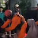 Evakuasi Dramatis, Petugas BPBD Tangsel Selamatkan Lansia Sakit yang Terjebak Banjir di Pondok Maharta