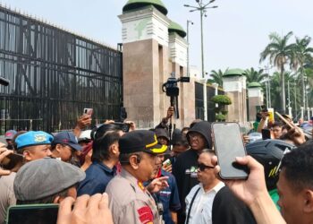 Pengamanan di Gedung DPR Diperketat, Pagar Besi Dilumuri Oli