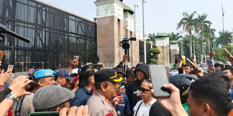 Pengamanan di Gedung DPR Diperketat, Pagar Besi Dilumuri Oli