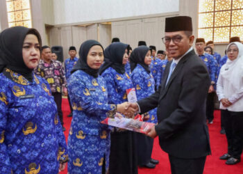 Gubernur Andra Soni Serahkan 9.709 SK PPPK Pemprov Banten