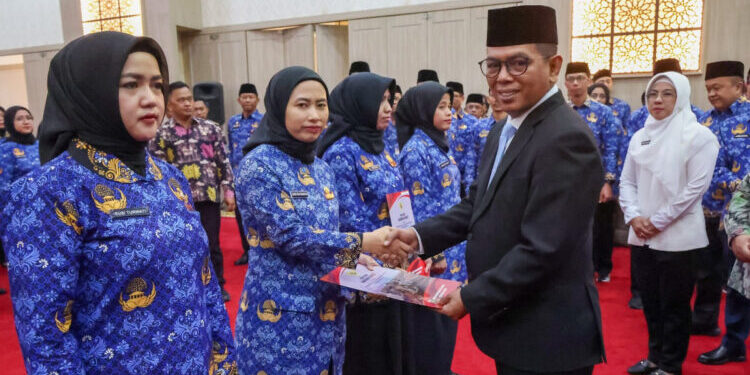 Gubernur Andra Soni Serahkan 9.709 SK PPPK Pemprov Banten